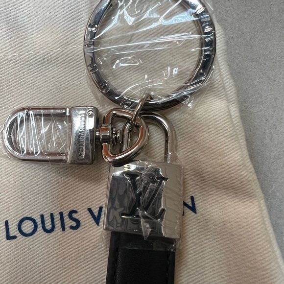 Louis Vuitton Silver and Black Key Holder - Picture 3 of 10